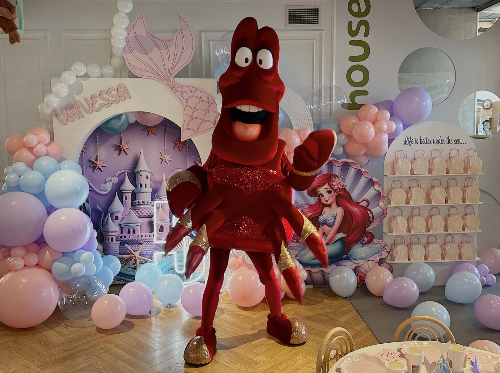 Petrecere Mica Sirenă cu mascota Sebastian și arcadă de baloane