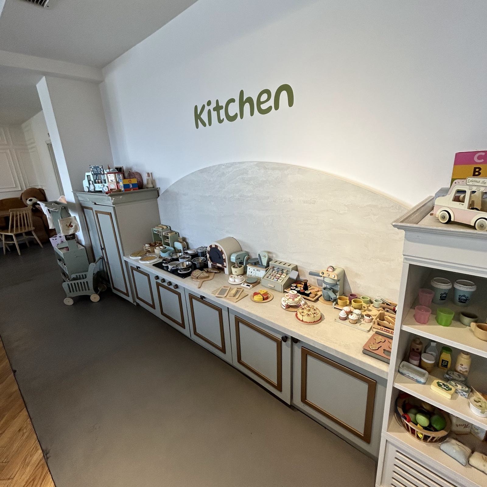 Bucătăria de joacă Kitchen, cu aragaz, vase și alimente din lemn