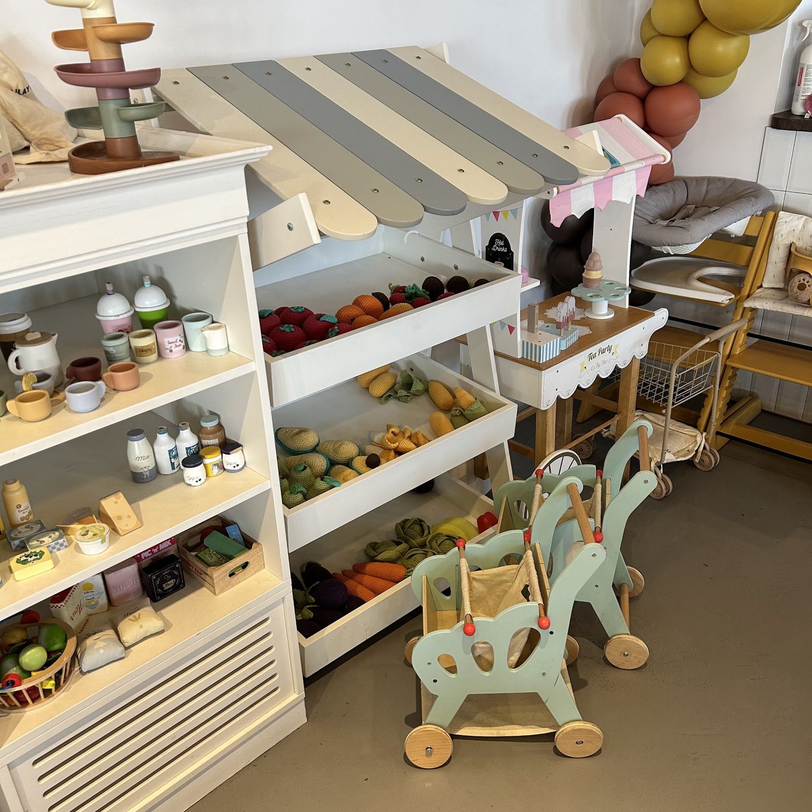 Rafturile market-ului de jucărie cu fructe și legume din lemn