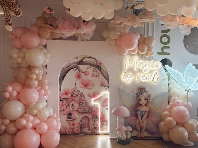 Decor de petrecere cu zâne, căsuță roz și neon Magic is real