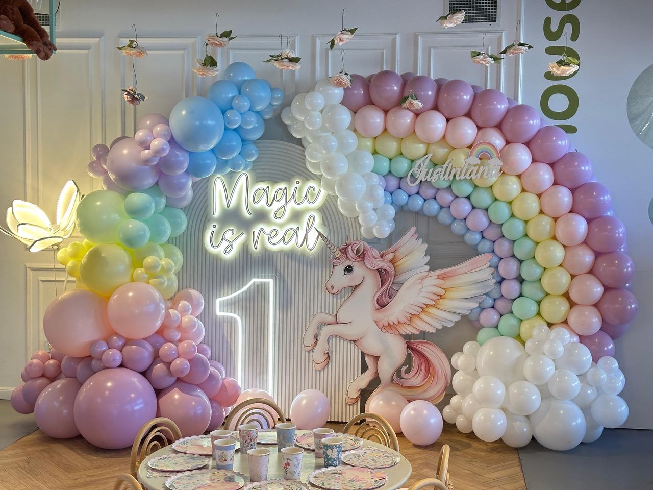 Decorul Magic is real pentru o aniversare de 1 an, cu mese din ratan
