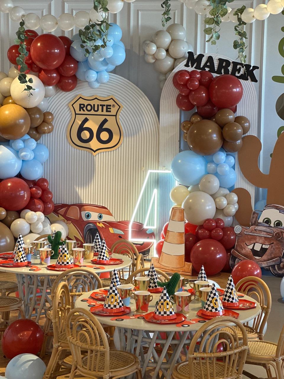 Petrecere cu tematică Cars și Route 66, cu cifra 4 luminoasă